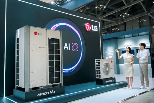 'AI 엔진'을 통해 실내외 온도 변화를 감지해 냉방 세기를 스스로 조절하고, 실내 환경이 쾌적해지면 절전 모도르 전환해 전기까지 아껴주는 LG전자 시스템에어컨 '멀티브이 아이(Multi V i)와 '멀티브이 에스(Multi V S)'. LG전자 제공