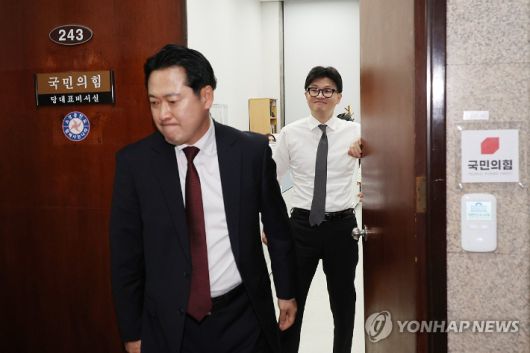 (서울=연합뉴스) 박동주 기자 = 국민의힘 장동혁 의원이 11일 오후 국회 당대표실을 나서고 있다. 뒤쪽은 한동훈 대표. 2024.12.11 pdj6635@yna.co.kr 연합뉴스