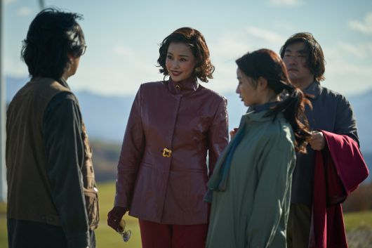 배우 이하늬는 작품 촬영 과정에서 과거 선배 배우들의 활동을 찾아봤다고 전했다. 그는 "실제로 찾아보면 제스처나 의상이 촌스럽지 않더라"며 "시간이 지나도 관통하는 부분이 있었다. 타임머신을 타고 오셔도 똑같이 히트하셨을 것"이라고 웃었다. 넷플릭스 제공