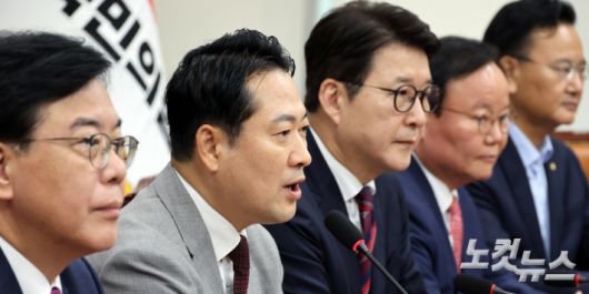 국민의힘 장동혁 대표가 27일 서울 여의도 국회에서 열린 최고위원회의에서 모두발언을 하고 있다. 윤창원 기자