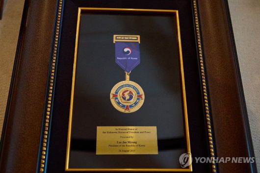 이재명 대통령 방미 당시 알링턴 국립묘지에 기증한 기념 메달
