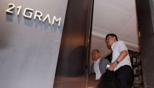 김건희 특검 '대통령 관저 이전 특혜 의혹' 21그램 압수수색     (서울=연합뉴스) 임화영 기자 = 김건희 여사의 각종 의혹을 수사하는 민중기 특별검사팀 수사관들이 13일 서울 성동구에 위치한 인테리어 업체 '21그램' 압수수색을 위해 건물로 들어가고 있다.     이날 김건희 특검은 관저 이전과 관련해 21그램 등 관련 회사 및 관련자 주거지 등에 대해 건설산업기본법 위반 등 혐의로 압수수색을 진행하고 있다. 2025.8.13     hwayoung7@yna.co.kr (끝)   <저작권자(c) 연합뉴스, 무단 전재-재배포, AI 학습 및 활용 금지> 연합뉴스