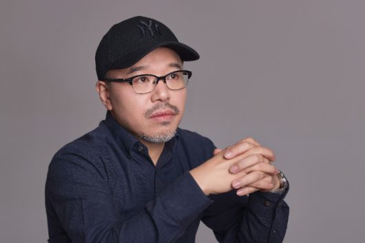 윤태호 작가는 최근 챗GPT에 궁금한 점을 물어보며 질문하는 법을 배우고 있다고 웃었다. 그는 "내가 좋은 답을 얻으려면 질문을 얼마나 성의있게 깔아두느냐에 따라 결과가 달라지는 거 같더라"고 말했다. 월트디즈니 컴퍼니 코리아 제공