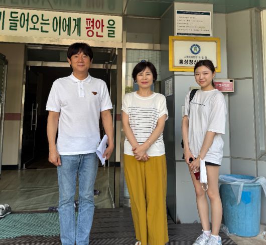 홍성정신요양원 김영조 시설장(왼쪽)과 김은영 목사(가운데), 남서울대학교 이서연 학생(오른쪽). 자료사진