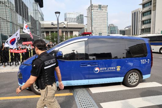 김건희 여사가 탑승한 호송차가 28일 민중기 특별검사팀 사무실이 마련된 서울 종로구 KT광화문빌딩으로 들어가고 있다. 연합뉴스