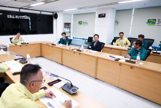 이재명 대통령이 30일 강릉시청 재난안전상황실에서 가뭄 대책 회의를 주재하고 있다. 연합뉴스