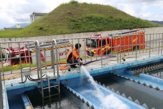 강릉시는 지난 27일부터 연곡정수장에서 물을 담은 뒤 홍제정수장을 채우는 운반급수에 돌입했다. 강릉소방서 제공