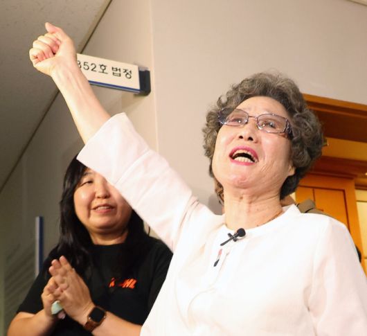 61년만에 무죄 구형 최말자씨 "이겼습니다" (부산=연합뉴스) 손형주 기자 = 61년 전 자신을 성폭행하려던 남성의 혀를 깨물어 중상해 혐의 유죄 판결을 받았던 최말자(78)씨가 23일 부산지법에서 열린 재심 첫 공판을 마치고 법정을 나서며 손을 치켜 들며 "이겼습니다"를 외치고 있다. 이날 검찰은 "정당방위가 인정된다"며 무죄를 구형했다. 2025.7.23 handbrother@yna.co.kr