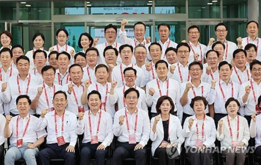 (인천=연합뉴스) 박동주 기자 = 28일 인천국제공항공사 항공교육원에서 열린 2025 국민의힘 국회의원 연찬회에서 장동혁 대표, 송언석 원내대표, 나경원 의원 등 참석자들이 기념촬영을 하고 있다. 2025.8.28     pdj6635@yna.co.kr (끝) 연합뉴스