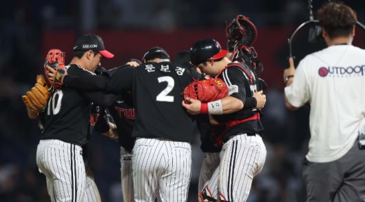 지난 28일 경남 창원NC파크에서 열린 프로야구 2025 신한 SOL 뱅크 KBO리그 LG 트윈스와 NC다이노스 경기. NC에 4대 3으로 승리한 LG 선수단이 춤을 추며 기뻐하고 있다. 연합뉴스