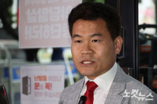 전한길 전 한국사 강사가 14일 오전 서울 여의도 국민의힘 중앙당사에서 열린 중앙윤리위원회 회의에 출석하며 입장을 밝히고 있다. 윤창원 기자