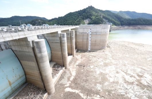 강릉시 오봉저수지 일대 하천의 바닥이 드러나 있다. 강릉=류영주 기자