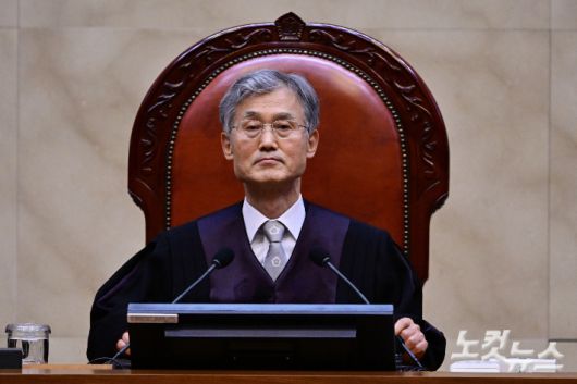 조희대 대법원장이 지난 5월 1일 서울 서초구 대법원에서 이재명 더불어민주당 대선 후보의 공직선거법 위반 사건 상고심 선고를 위해 재판을 준비하고 있다. 사진공동취재단