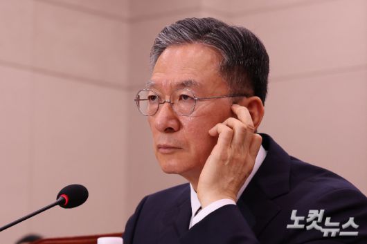 정성호 법무부 장관 후보자가 16일 오전 서울 여의도 국회 법제사법위원회에서 열린 인사청문회에 출석해 의원 질의를 듣고 있다. 류영주 기자