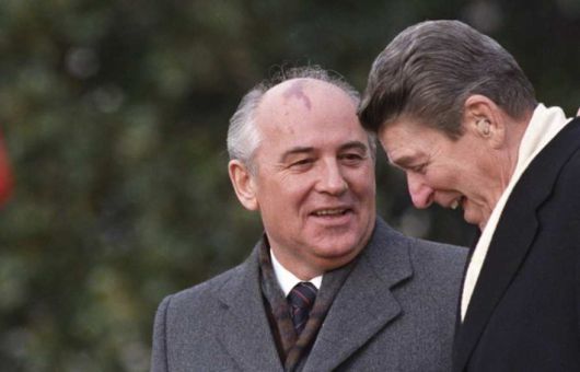 지난 1987년 미국 워싱턴에서 정상회담한 미하일 고르바초프(왼쪽) 당시 소련 대통령과 로널드 레이건 당시 미국 대통령. 연합뉴스