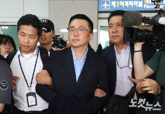 '김건희 집사' 김예성 씨가 지난달 12일 인천국제공항에서 민중기 특별검사팀에 체포된 뒤 광화문 사무실로 압송되고 있다. 특검은 김씨를 IMS모빌리티 자금 총 48억원을 횡령한 혐의로 29일 구속기소했다. 영종도=박종민 기자