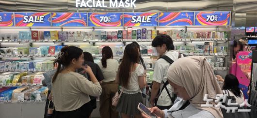 외국인 관광객이 올리브영 홍대 타운 페이셜 마스크 진열대에서 모여 있다. 양지훈 인턴기자