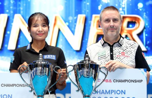 프로당구 2023-24시즌 '실크로드 & 안산 PBA 챔피언십' 여자부 우승자 스롱 피이바(왼쪽)와 남자부 챔피언 프레드릭 쿠드롱. 쿠드롱은 이 대회 우승 뒤 PBA를 떠났다. PBA