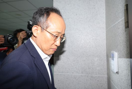 조은석 특별검사팀이 '계엄 해제 방해 의혹'과 관련해 추경호 전 국민의힘 원내대표를 겨냥한 강제수사에 나선 2일 추 의원이 서울 여의도 국회 의원회관 내 자신의 의원실로 들어가고 있다. 연합뉴스