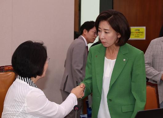 2일 서울 여의도 국회에서 열린 법제사법위원회 전체회의에서 국민의힘 나경원 의원이 추미애 위원장과 인사하고 있다. 연합뉴스