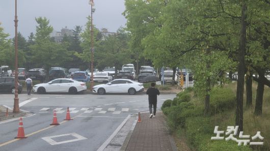 4일 오전 비가 내리면서 시민들이 우산을 쓰고 길을 걷고 있는 모습. 전영래 기자