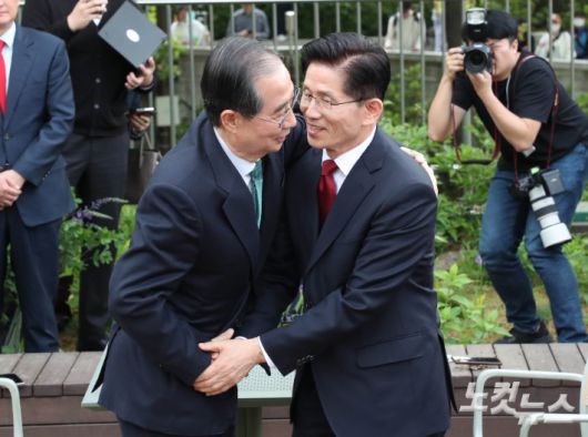 지난 5월 당시 한덕수 무소속 대선 예비후보(왼쪽)와 김문수 국민의힘 대선후보. 황진환 기자