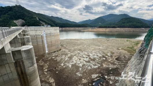 극한 가뭄에 바닥을 드러내고 있는 강릉 오봉저수지. 전영래 기자