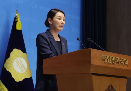 조국혁신당 강미정 대변인이 4일 서울 여의도 국회 소통관에서 당내 성비위 의혹과 관련한 탈당 기자회견을 하고 있다. 연합뉴스