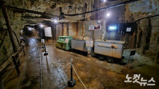 일본 니가타현 사도섬 아이카와에 위치한 사도광산의 도유 갱도 내부 모습. 광산 운영 당시 실제로 사용했던 광물 운반 열차도 전시돼 있다. 최원철 기자