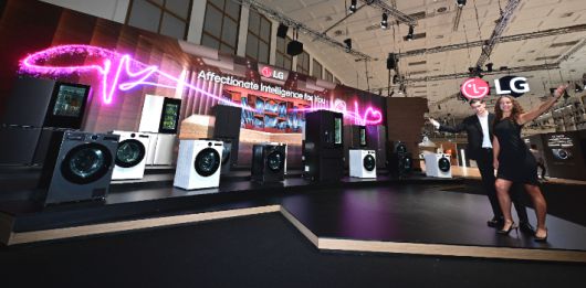 LG전자는 5일(현지시간)부터 독일 베를린에서 열리는 유럽 최대 가전 전시회 'IFA 2025'에 참가한다고 밝혔다. LG전자는 전시관 입구에 AI홈 허브 '씽큐 온'의 지휘 아래 다양한 가전들이 서로 연결되며 고객의 일상을 업그레이드 하는 'LG AI홈'을 형상화한 'LG AI 가전의 오케스트라' 연출 공간을 마련했다. LG전자 제공