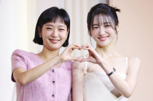 배우 김고은과 박지현이 5일 서울 중구 앰배서더 서울 풀만 호텔에서 열린 넷플릭스 시리즈 '은중과 상연' 제작발표회에서 포즈를 취하고 있다. 연합뉴스