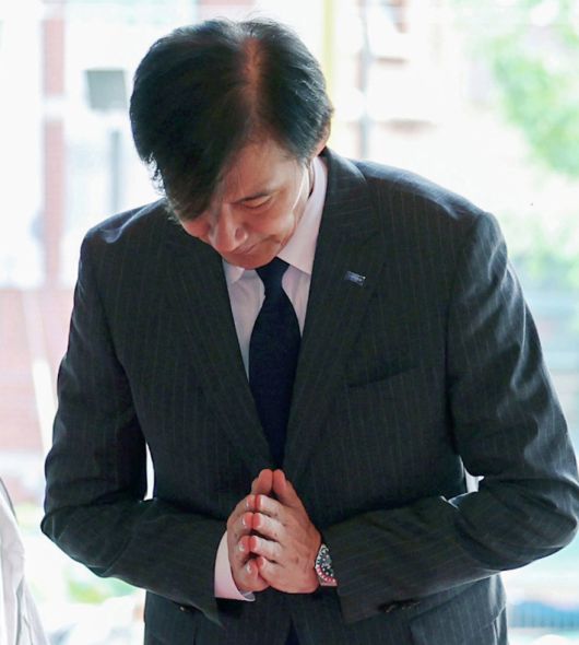 조국혁신당 조국 혁신정책연구원장이 4일 서울 종로구 조계사를 방문, 대웅전에서 삼배하고 있다. 연합뉴스