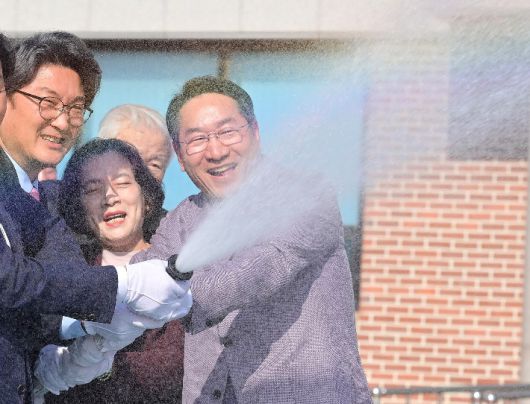 유정복(오른쪽) 인천시장이 지난해 옹진군 북도면 장봉도에서 인천 상수도 공급 통수식을 열어 기념 퍼포먼스를 하고 있다. 인천시 제공