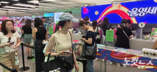 계산대 앞에 줄을 선 외국인 관광객들. 양지훈 인턴기자