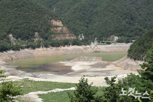 최악의 가뭄으로 바닥이 드러나고 있는 강릉 오봉저수지. 류영주 기자