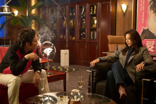 진선규는 극 중 황미나 역을 맡은 이소이에 대해서도 칭찬을 아끼지 않았다. 그는 "작품에서 최 실장의 차를 타고 가며 창밖을 바라보는 장면에서 미나의 서사가 드러나더라"며 "소이에게 '너 너무 잘했다'라고 연락했다"고 말했다. 넷플릭스 제공