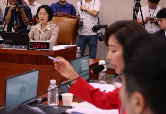 4일 서울 여의도 국회에서 열린 법제사법위원회 전체회의에서 국민의힘 나경원 의원이 발언하고 있다. 왼쪽은 추미애 위원장. 연합뉴스