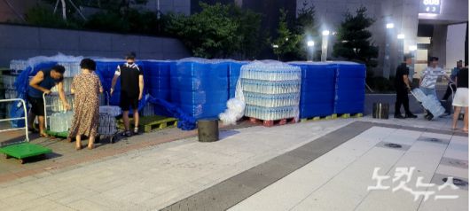 강릉의 한 아파트에서 주민들이 생수를 받아가고 있는 모습. 전영래 기자