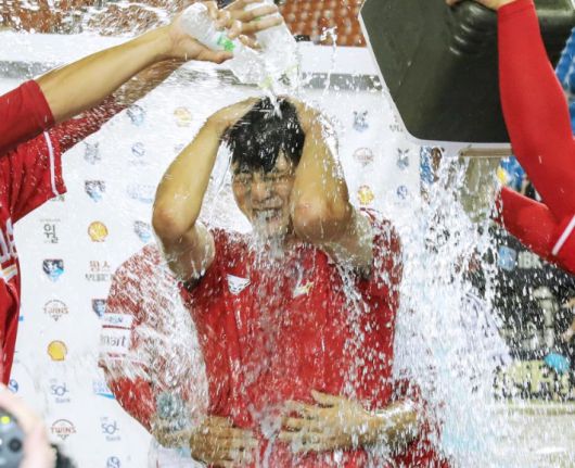 SSG 랜더스 김광현이 7일 서울 잠실구장에서 열린 프로야구 LG 트윈스와 원정에서 개인 통산 2000탈삼진을 기록한 뒤 경기 후 동료들로부터 축하 물벼락을 맞고 있다. SSG 랜더스