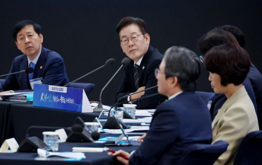 이재명 대통령이 5일 인천 송도 컨벤시아에서 열린 바이오 혁신 토론회에서 참가자 발언을 경청하고 있다. 연합뉴스