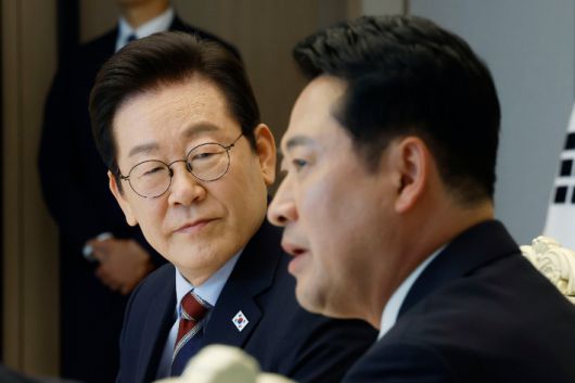 이재명 대통령이 8일 용산 대통령실에서 여야 지도부 오찬 회동에 참석한 국민의힘 장동혁 대표의 발언을 듣고 있다. 연합뉴스