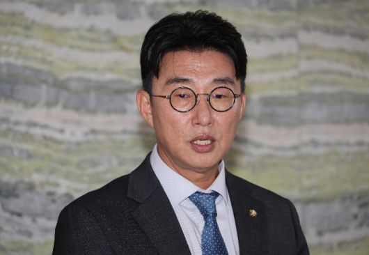 더불어민주당 노종면 의원이 8일 서울 여의도 국회에서 더불어민주당 언론개혁특별위원회 브리핑을 하고 있다. 연합뉴스