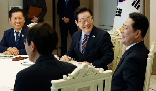 이재명 대통령이 8일 용산 대통령실에서 여야 지도부 오찬 회동을 하고 있다. 연합뉴스