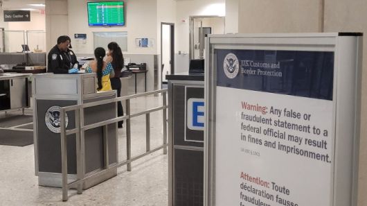 미국 공항 입국 심사대. 안내판에는 거짓 증언을 할 경우 벌금이나 구금에 처할 수 있다는 경고가 적혀 있다. 연합뉴스