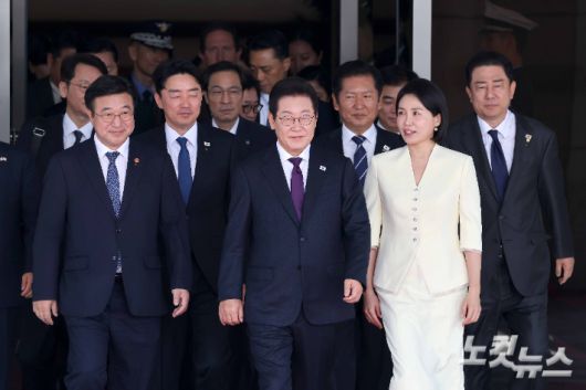 이재명 대통령과 부인 김혜경 여사가 8월 23일 한일·한미 정상회담을 위해 경기도 성남 서울공항을 통해 출국하고 있다. 박종민 기자