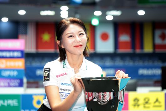 김가영이 8일 경기도 고양시 '고양 킨텍스 PBA 스타디움'에서 끝난 올 시즌 4차 투어 'SY 베리테옴므 PBA 챔피언십' 여자부 정상에 오른 뒤 우승컵 앞에서 포즈를 취하고 있다. PBA