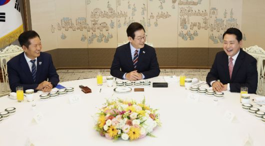 이재명 대통령이 8일 용산 대통령실에서 여야 지도부와 오찬 회동을 하고 있다. 연합뉴스