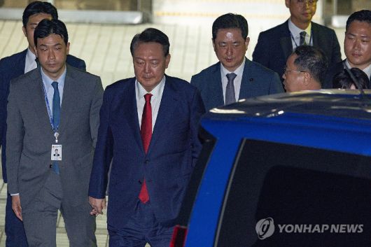 (서울=연합뉴스) 12·3 비상계엄과 관련해 특검의 수사를 받는 윤석열 전 대통령이 9일 서울 서초구 서울중앙지법에서 열린 구속 전 피의자 심문(영장실질심사)이 끝난 뒤 법원을 떠나고 있다. 2025.7.9 [사진공동취재단] photo@yna.co.kr 연합뉴스