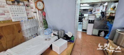 텅 빈 순두부 식당 한편에 지원받은 생수 물병들이 놓여 있다. 박창주 기자