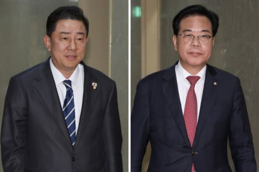 더불어민주당 김병기 원내대표와 국민의힘 송언석 원내대표(오른쪽)가 9일 서울 여의도 국회에서 권성동 의원 체포동의안 표결 등 현안 관련 논의를 위해 운영위원장실로 들어가고 있다. 연합뉴스